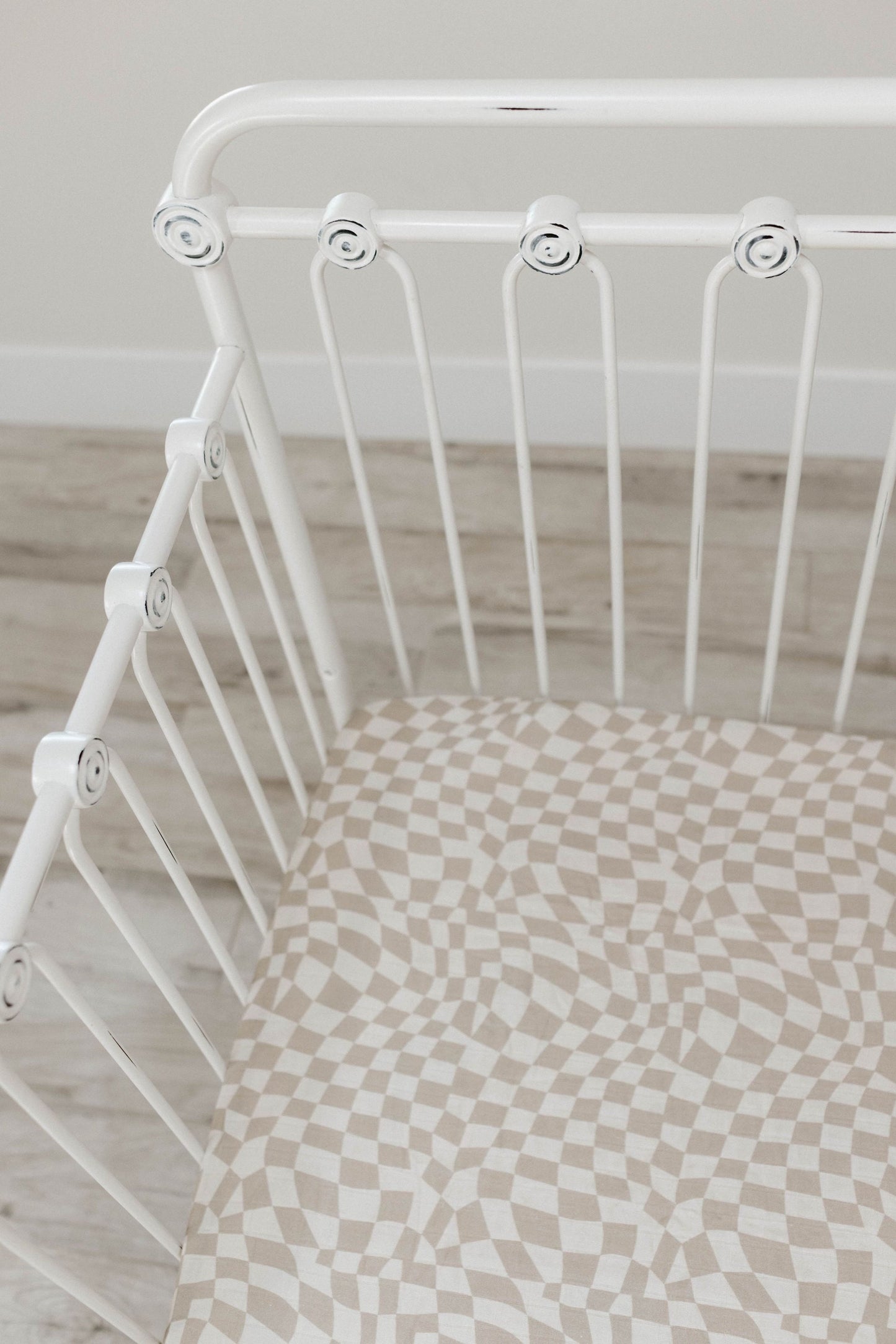 Muslin Crib Sheet | Wavy Checker