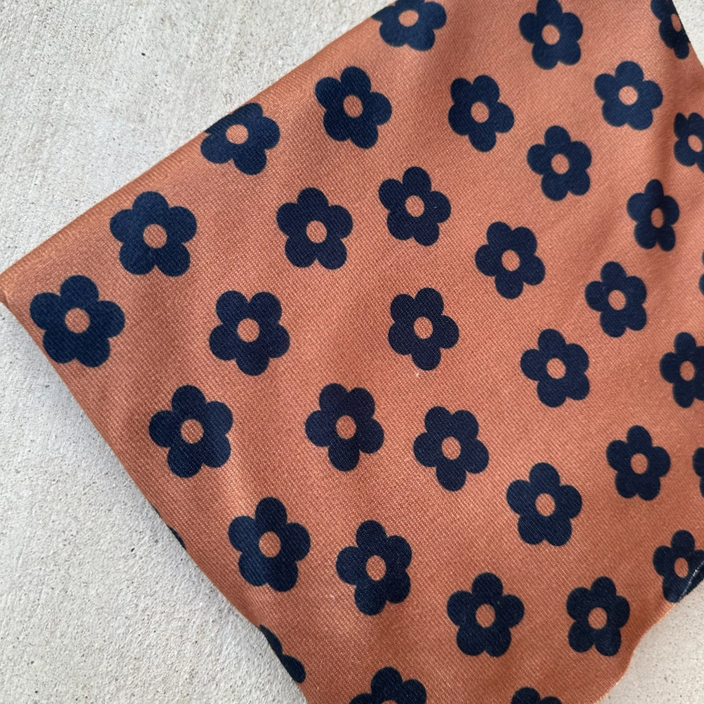 BROWN AND NAVY DAISIES